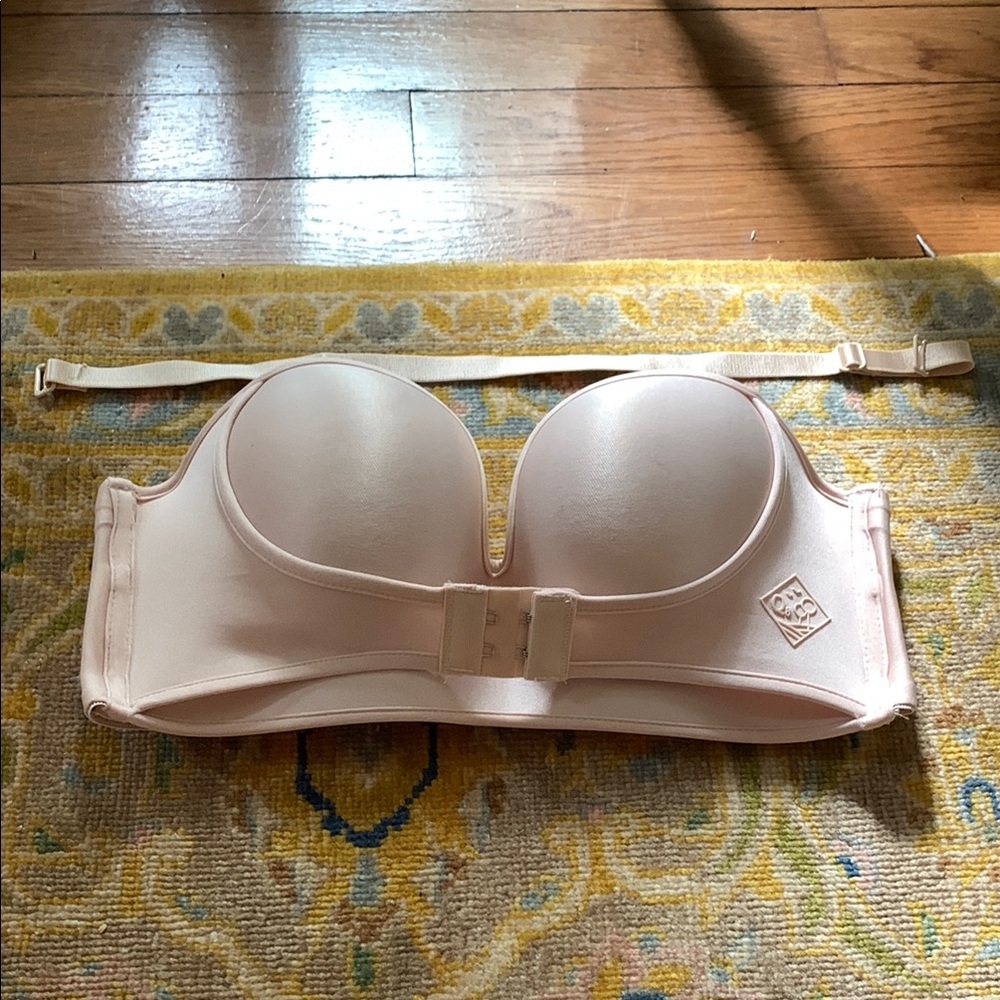 Women's Strapless Bra size 34/75D - fits like a 32 B . Only tried on . Brand new